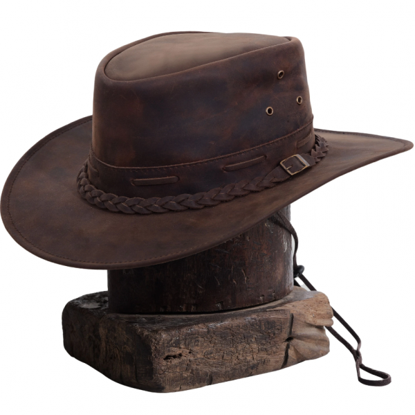 Topi Cowboy dengan Pita Kulit yang Lebar